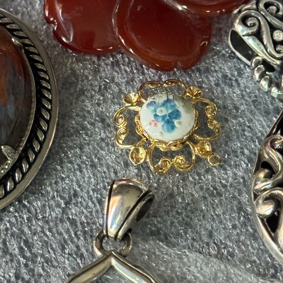 21 pieces Vintage necklaces,pendants. Estates sale. - Picture 8 of 15